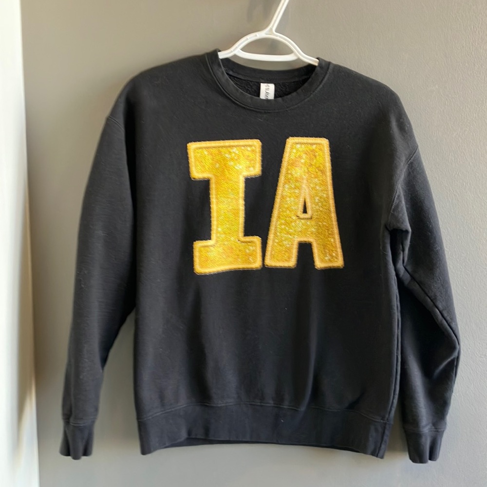 Iowa IA Women’s Black & Gold Sweater Size Small